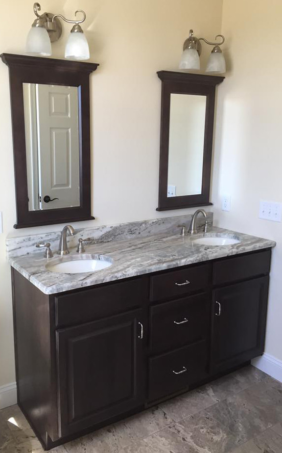 Inredning av ett klassiskt litet en-suite badrum, med luckor med upphöjd panel, beige väggar, skiffergolv, ett undermonterad handfat, granitbänkskiva och beige skåp