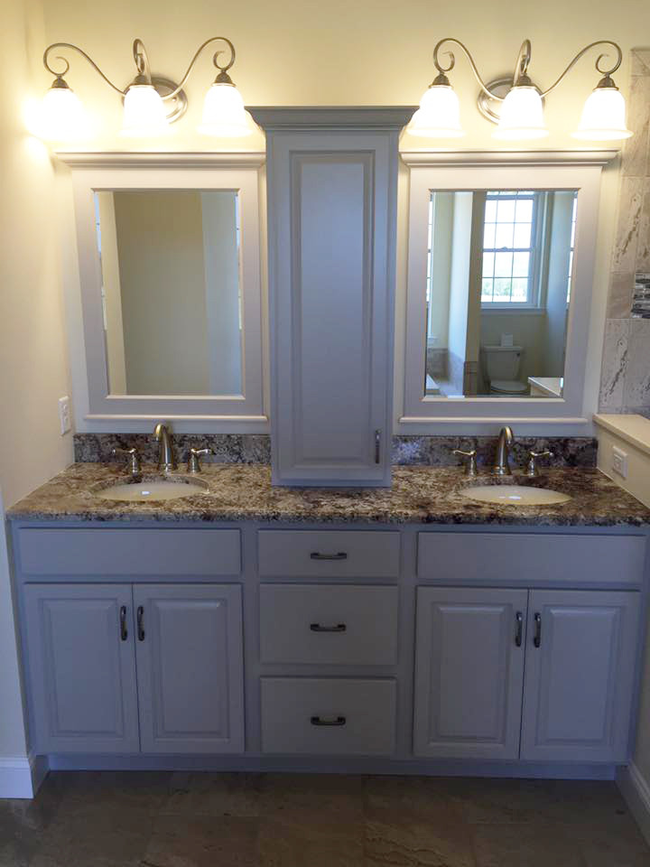 Ejemplo de cuarto de baño principal clásico pequeño con armarios con paneles con relieve, paredes beige, suelo de pizarra, lavabo bajoencimera, encimera de granito y puertas de armario beige