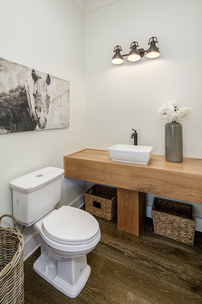 Ispirazione per una stanza da bagno con doccia stile americano di medie dimensioni con pareti bianche, pavimento in legno massello medio, top in legno, pavimento marrone e top marrone