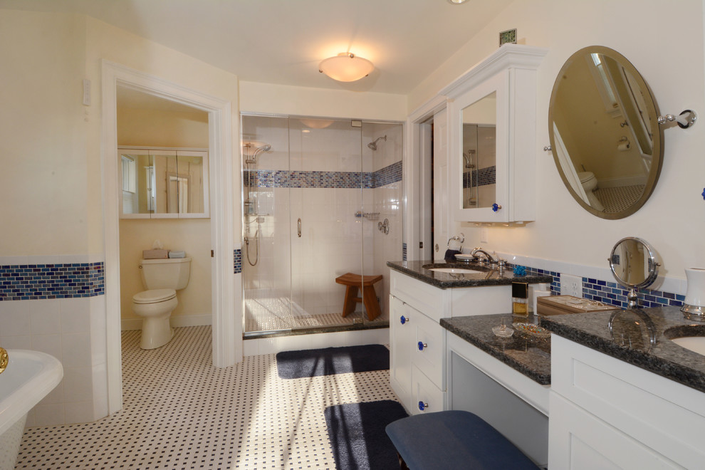 Idéer för att renovera ett stort funkis en-suite badrum, med vita skåp, en dubbeldusch och mosaikgolv