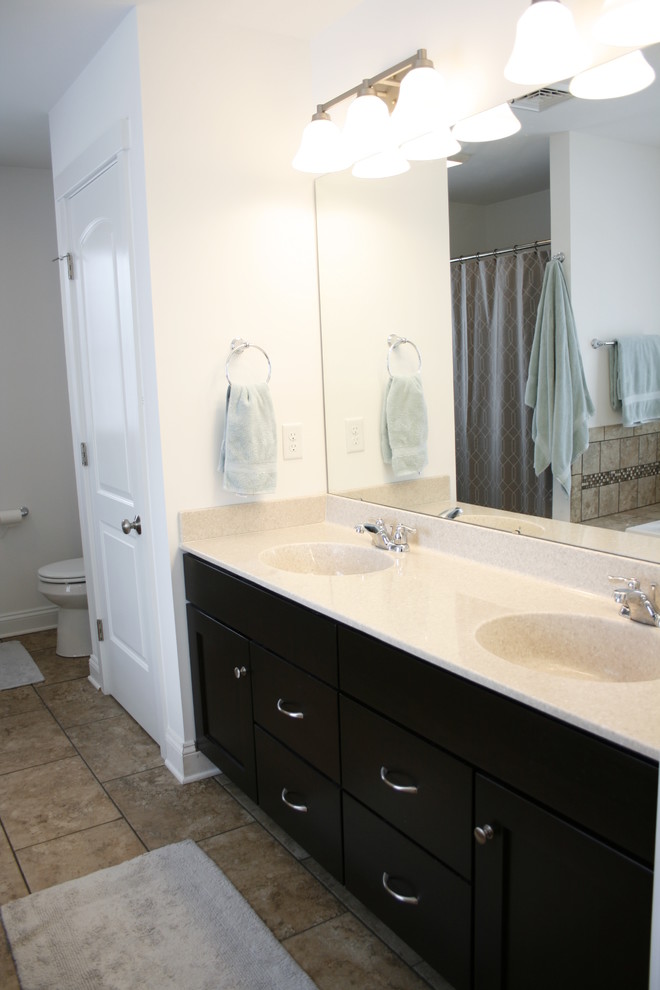 Exempel på ett mellanstort klassiskt en-suite badrum, med släta luckor, svarta skåp, en toalettstol med hel cisternkåpa, vita väggar, travertin golv, bänkskiva i akrylsten, ett platsbyggt badkar, en hörndusch och ett integrerad handfat