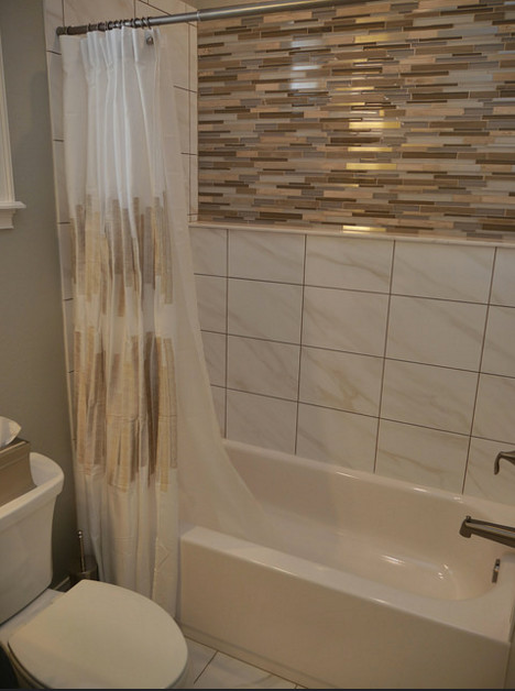 Exempel på ett mellanstort maritimt vit vitt badrum med dusch, med luckor med upphöjd panel, skåp i mörkt trä, en dusch i en alkov, en toalettstol med separat cisternkåpa, beige kakel, keramikplattor, beige väggar, klinkergolv i keramik, ett fristående handfat, bänkskiva i kvarts, ett badkar i en alkov, vitt golv och dusch med duschdraperi
