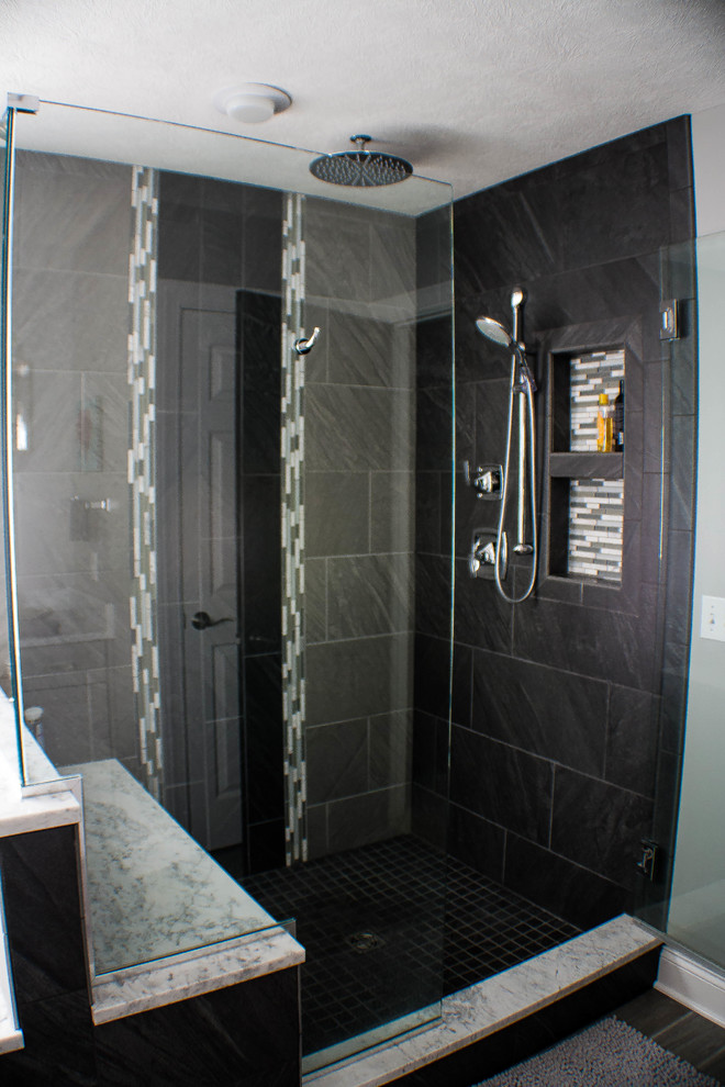 Esempio di una grande stanza da bagno padronale tradizionale con doccia aperta, piastrelle grigie, piastrelle in ceramica, pareti grigie e pavimento con piastrelle in ceramica