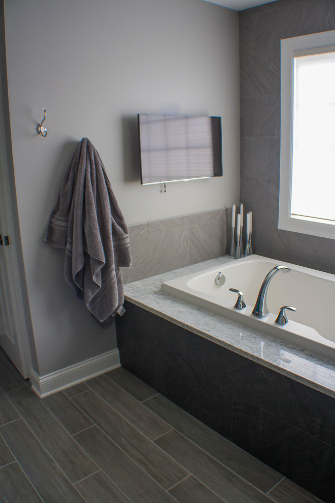 Bild på ett stort vintage en-suite badrum, med skåp i shakerstil, skåp i mörkt trä, granitbänkskiva, ett platsbyggt badkar, grå kakel, keramikplattor, grå väggar och klinkergolv i keramik