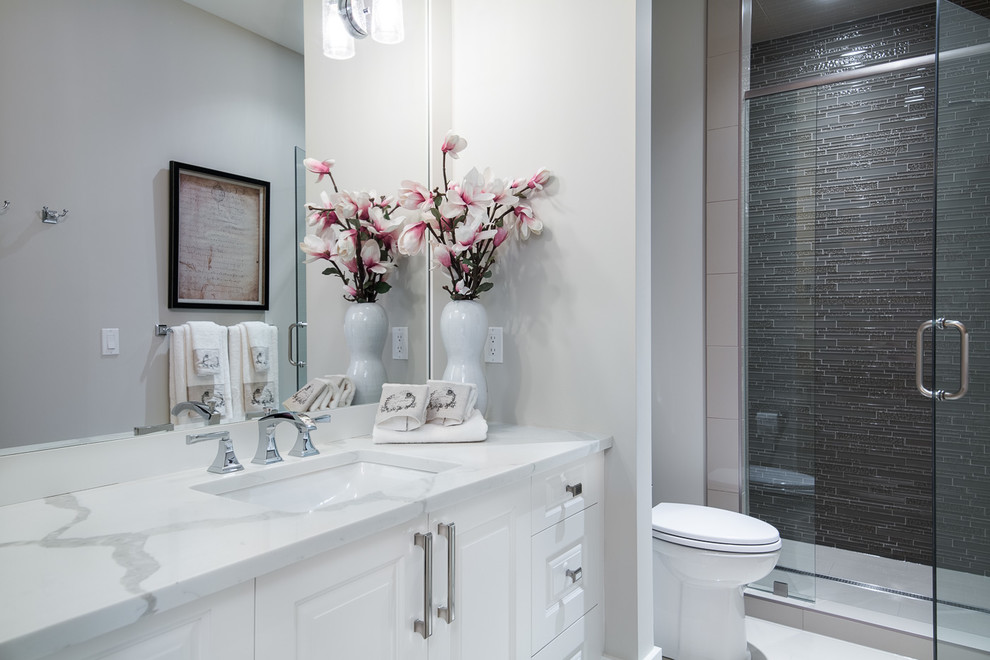 На фото: детская ванная комната в стиле неоклассика (современная классика) с белыми фасадами, душем в нише, унитазом-моноблоком, белыми стенами, врезной раковиной и столешницей из искусственного кварца