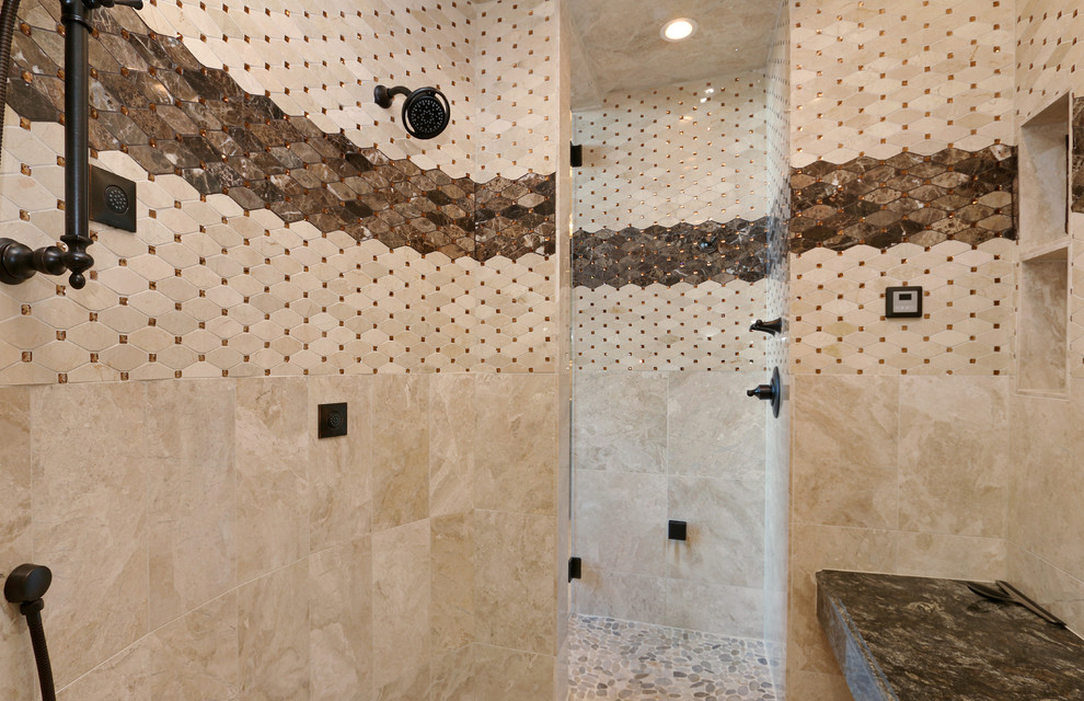 Aménagement d'une grande salle de bain principale classique en bois foncé avec un placard avec porte à panneau surélevé, une baignoire en alcôve, une douche d'angle, WC à poser, un carrelage beige, des carreaux de porcelaine, un mur beige, un sol en linoléum, un lavabo encastré et un plan de toilette en granite.