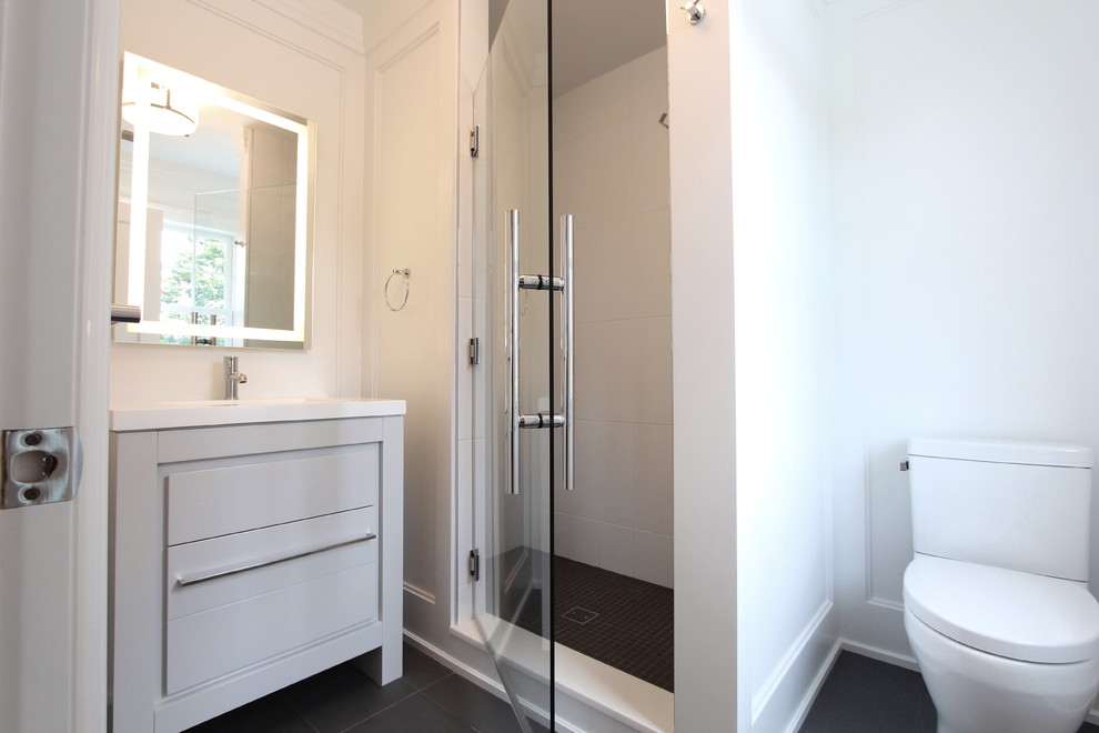 Идея дизайна: маленькая ванная комната в современном стиле с плоскими фасадами, серыми фасадами, угловым душем, унитазом-моноблоком, белыми стенами, темным паркетным полом, душевой кабиной, врезной раковиной, столешницей из искусственного кварца, коричневым полом, душем с распашными дверями и белой столешницей для на участке и в саду
