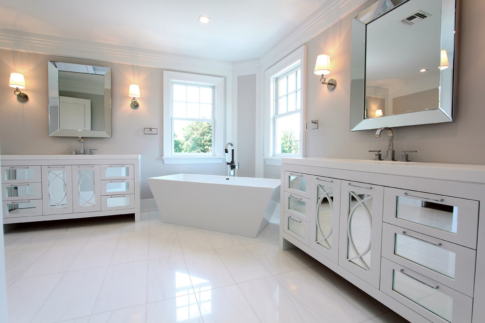 Inspiration för stora klassiska vitt en-suite badrum, med luckor med glaspanel, vita skåp, ett fristående badkar, vitt golv, beige väggar, ett undermonterad handfat, klinkergolv i porslin och bänkskiva i kvarts