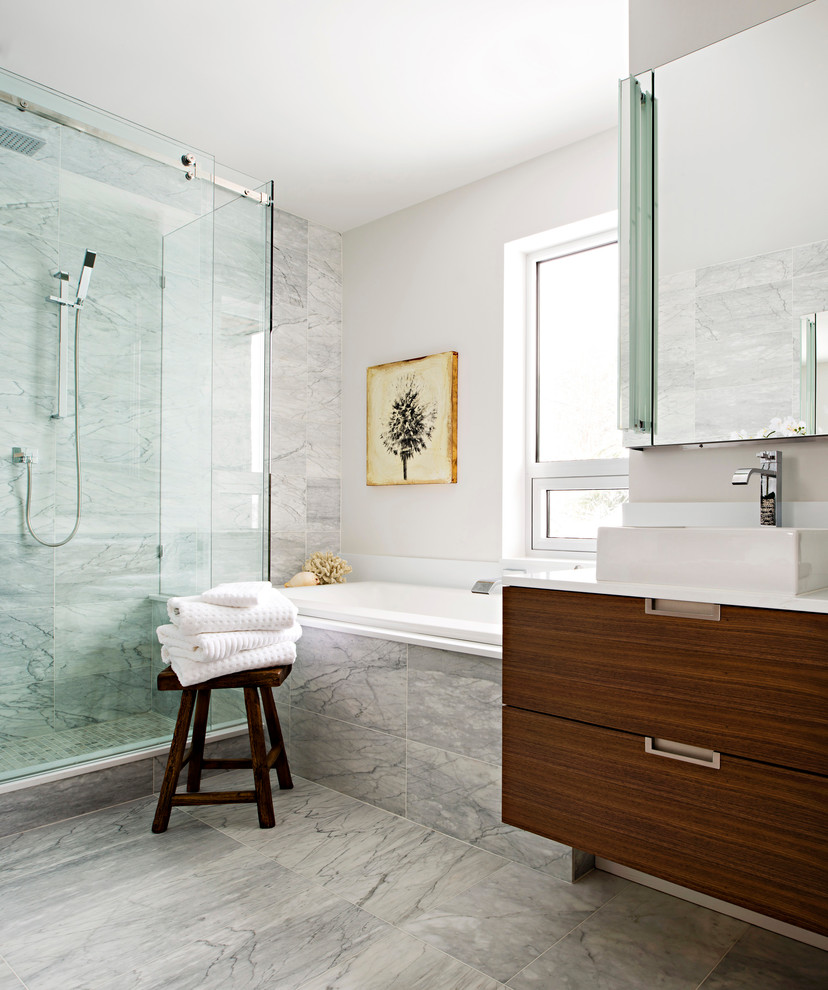 Modernes Badezimmer mit Aufsatzwaschbecken, flächenbündigen Schrankfronten, dunklen Holzschränken, Einbaubadewanne, Duschnische, weißen Fliesen und Steinfliesen in Vancouver