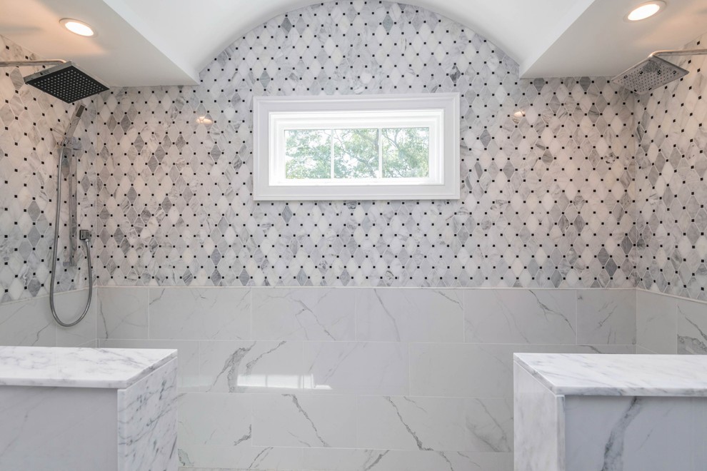 Cette image montre une grande salle de bain principale design avec une douche ouverte, un carrelage gris, du carrelage en marbre, un sol en marbre, un sol gris et aucune cabine.