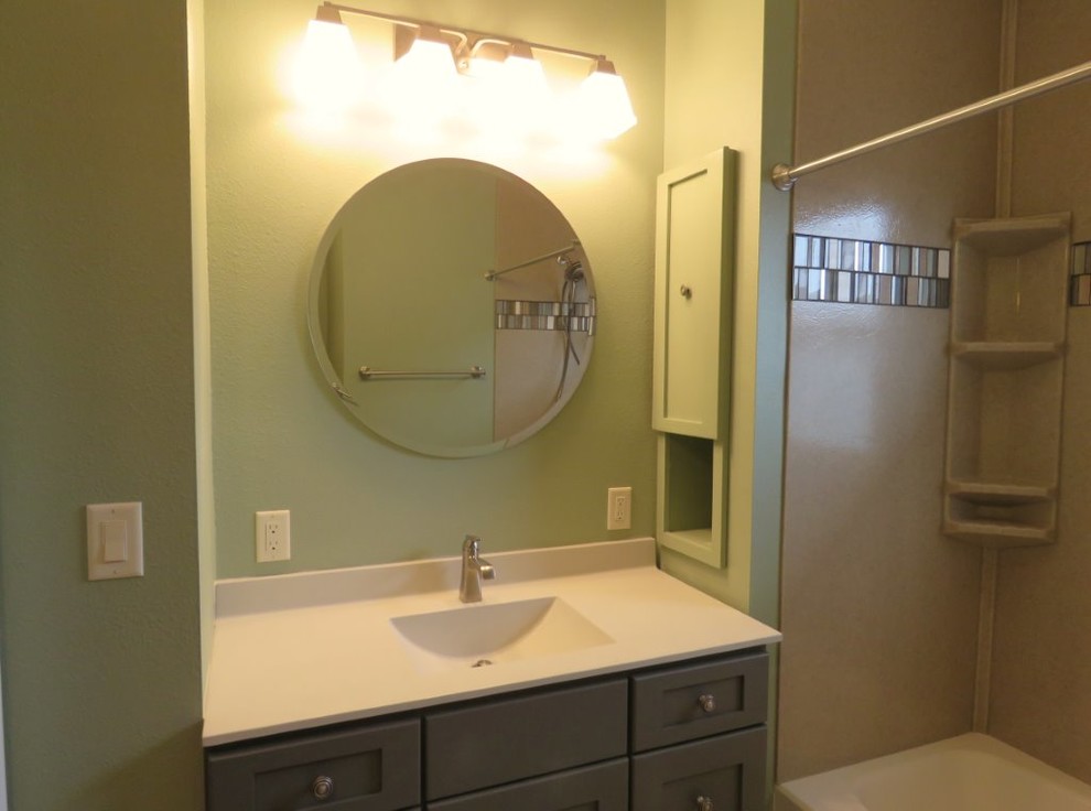 Пример оригинального дизайна: ванная комната среднего размера в стиле фьюжн с фасадами в стиле шейкер, серыми фасадами, ванной в нише, душем над ванной, разноцветной плиткой, металлической плиткой, бежевыми стенами, душевой кабиной, монолитной раковиной и столешницей из искусственного камня