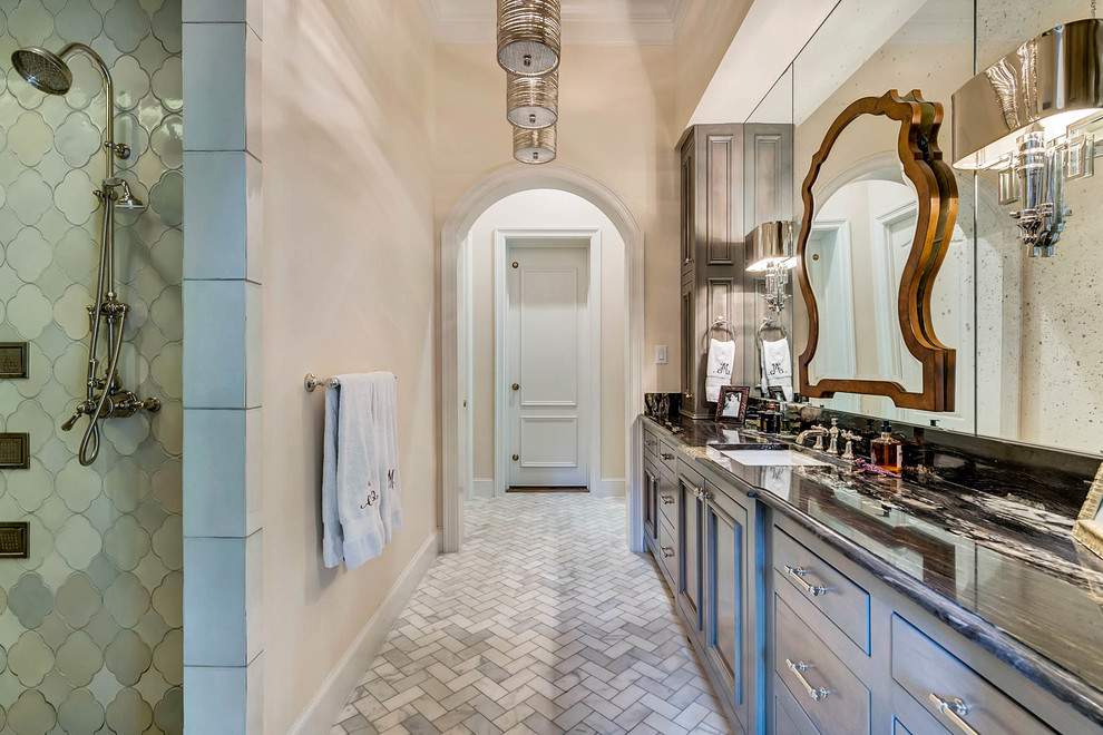Стильный дизайн: большая главная ванная комната в викторианском стиле с фасадами с утопленной филенкой, угловым душем, бежевыми стенами, врезной раковиной, столешницей из гранита, серой плиткой, стеклянной плиткой, мраморным полом и серым полом - последний тренд