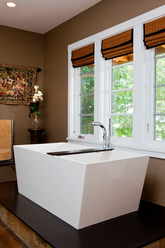 Пример оригинального дизайна: ванная комната в современном стиле с отдельно стоящей ванной и коричневыми стенами