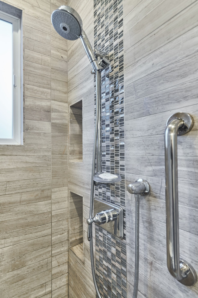 Klassisk inredning av ett mellanstort badrum med dusch, med luckor med infälld panel, grå skåp, en dusch i en alkov, en toalettstol med separat cisternkåpa, grå kakel, grå väggar, ett undermonterad handfat, marmorbänkskiva, dusch med duschdraperi och keramikplattor