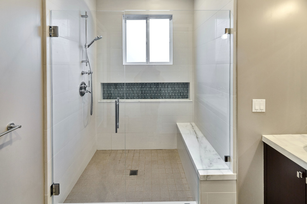 Идея дизайна: главная ванная комната среднего размера в стиле неоклассика (современная классика) с фасадами в стиле шейкер, черными фасадами, душем в нише, унитазом-моноблоком, белой плиткой, зеркальной плиткой, бежевыми стенами, полом из керамической плитки, врезной раковиной, мраморной столешницей, бежевым полом и душем с распашными дверями