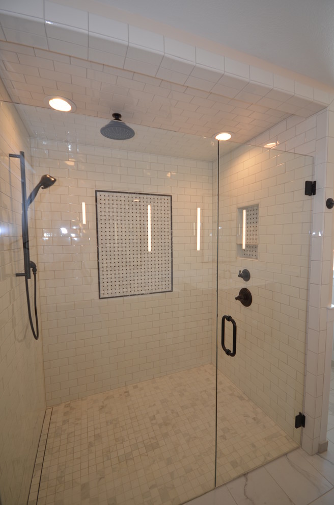 Exempel på ett stort lantligt en-suite badrum, med skåp i shakerstil, skåp i mellenmörkt trä, en kantlös dusch, en toalettstol med separat cisternkåpa, vit kakel, porslinskakel, vita väggar, klinkergolv i porslin, ett integrerad handfat och bänkskiva i akrylsten