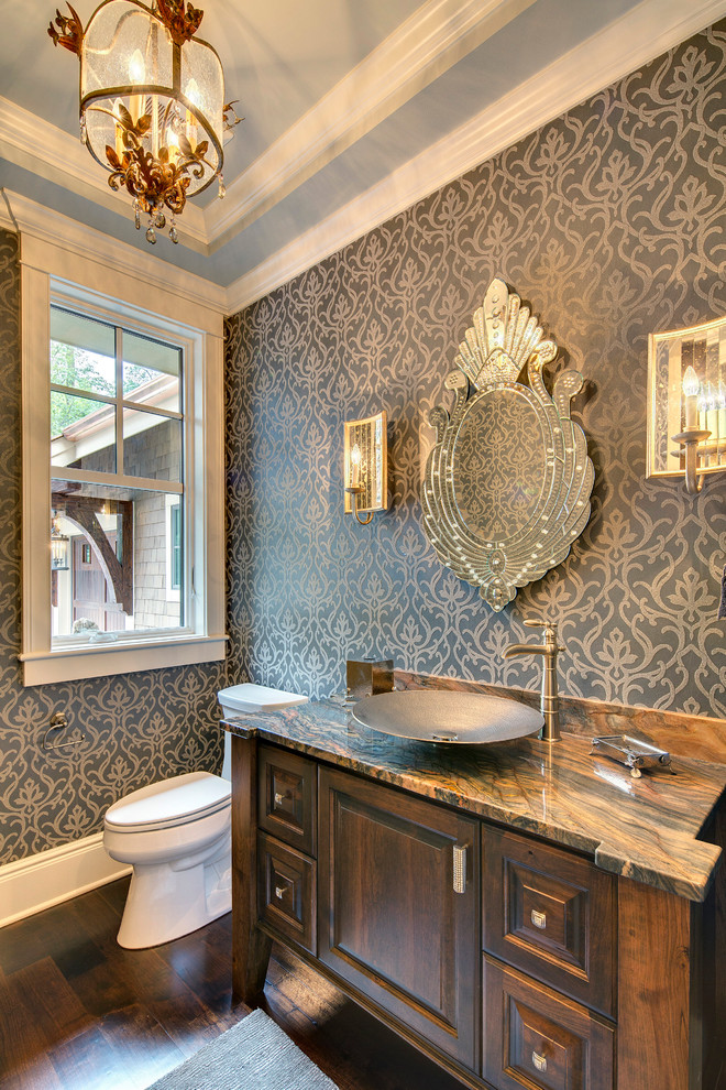 На фото: ванная комната среднего размера в классическом стиле с фасадами с выступающей филенкой, темными деревянными фасадами, серыми стенами, темным паркетным полом и настольной раковиной с