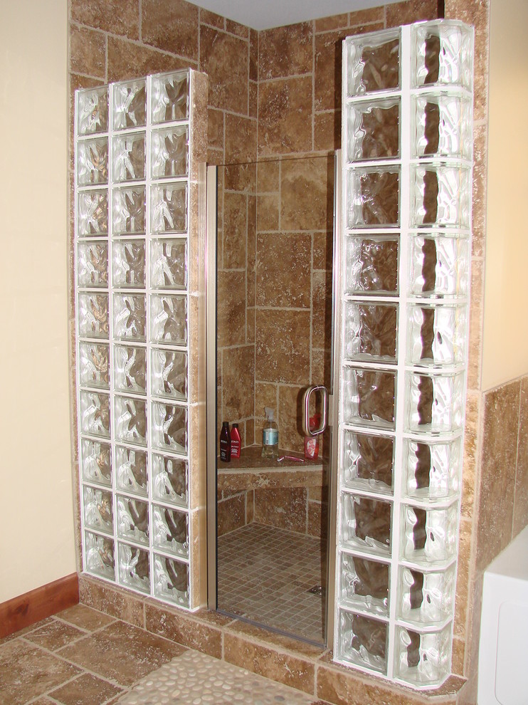 На фото: главная ванная комната среднего размера в стиле рустика с фасадами с выступающей филенкой, белыми фасадами, душем в нише, коричневой плиткой, керамогранитной плиткой, бежевыми стенами, полом из керамогранита, врезной раковиной, столешницей из искусственного кварца, коричневым полом и душем с распашными дверями с