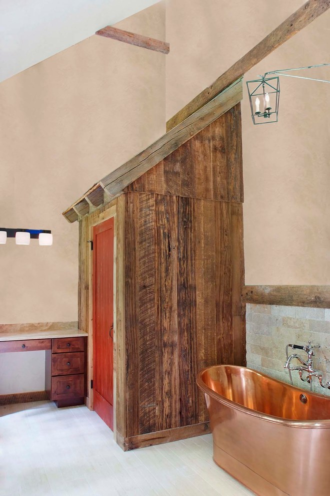 Exempel på ett stort rustikt en-suite badrum, med skåp i shakerstil, skåp i mellenmörkt trä, ett fristående badkar, en dusch i en alkov, beige kakel, grå kakel, stenkakel, beige väggar, ljust trägolv och granitbänkskiva