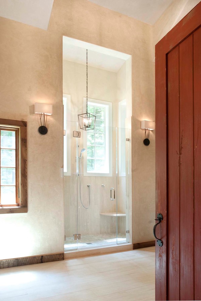 Inredning av ett rustikt stort en-suite badrum, med en dusch i en alkov, beige väggar och ljust trägolv