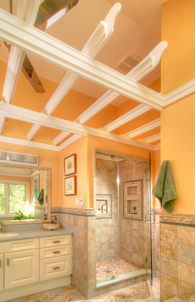 Großes Klassisches Badezimmer En Suite mit Waschtischkonsole, weißen Schränken, Duschnische, beigen Fliesen, oranger Wandfarbe und Keramikboden in New York
