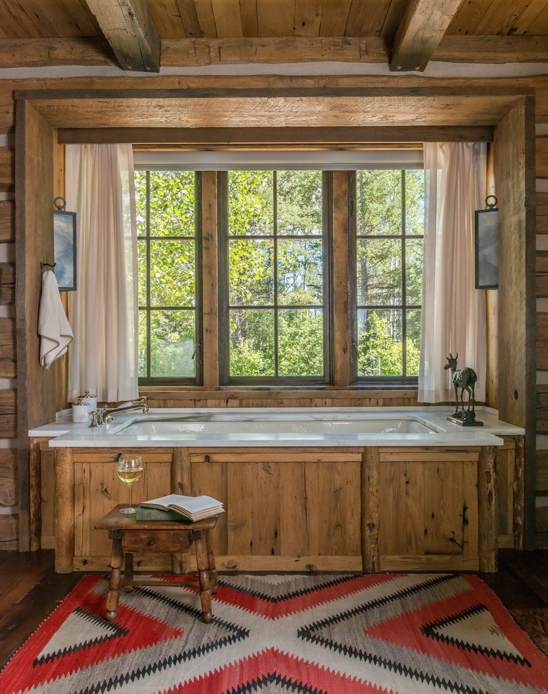 На фото: главная ванная комната в стиле рустика с полновстраиваемой ванной