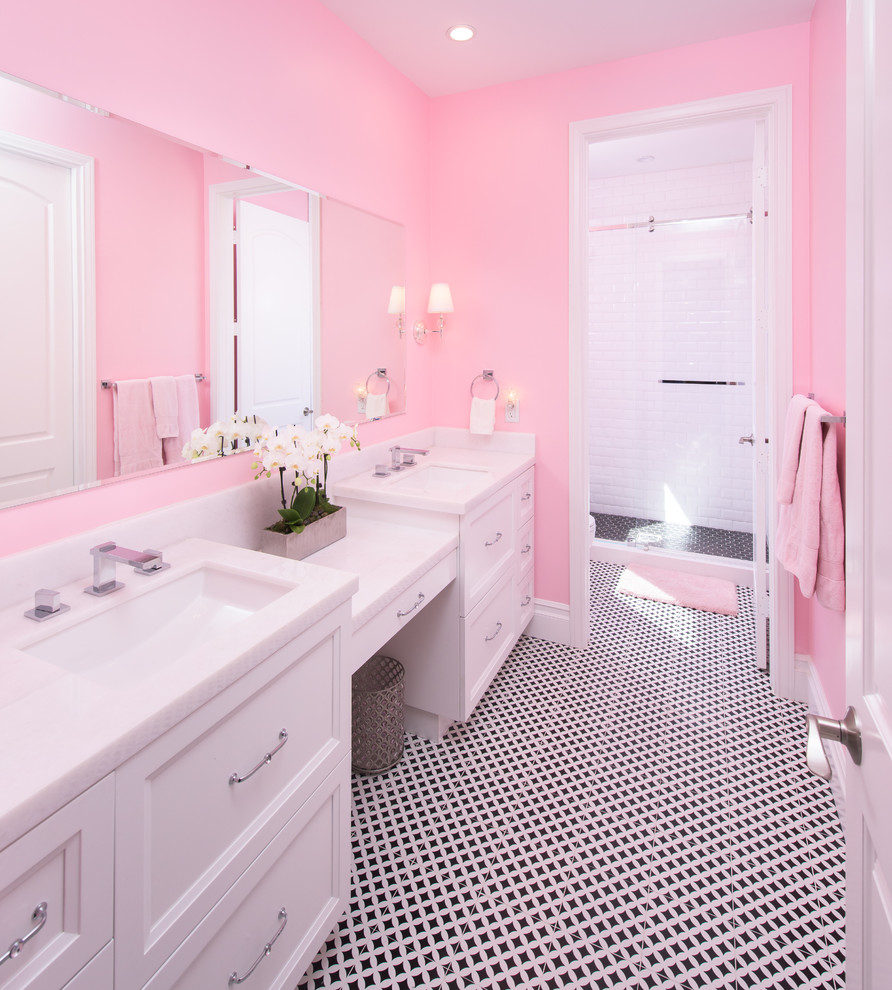 Idee per una grande stanza da bagno per bambini classica con ante in stile shaker, ante bianche, doccia aperta, WC monopezzo, pareti rosa, pavimento in gres porcellanato, lavabo sottopiano, top in quarzite, pavimento nero, porta doccia scorrevole e top bianco