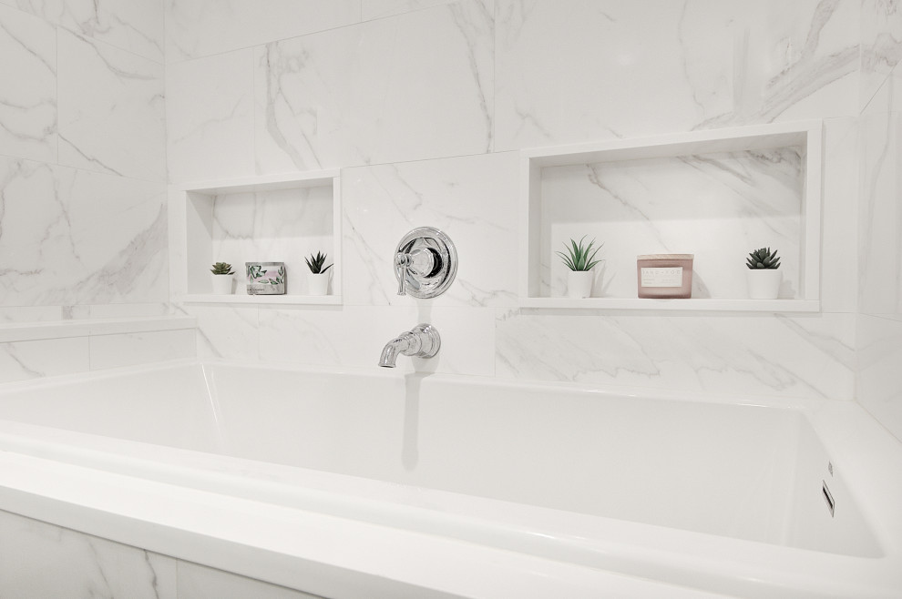 Пример оригинального дизайна: ванная комната среднего размера в стиле неоклассика (современная классика) с фасадами с утопленной филенкой, белыми фасадами, накладной ванной, открытым душем, раздельным унитазом, белой плиткой, керамогранитной плиткой, серыми стенами, полом из керамогранита, врезной раковиной, столешницей из искусственного кварца, серым полом, душем с распашными дверями, серой столешницей, сиденьем для душа, тумбой под одну раковину и встроенной тумбой