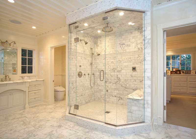 Esempio di una stanza da bagno padronale chic di medie dimensioni con ante grigie, vasca freestanding, piastrelle grigie, piastrelle a mosaico, pareti grigie e pavimento in gres porcellanato