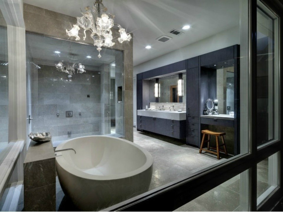 Imagen de cuarto de baño principal clásico de tamaño medio con ducha esquinera, baldosas y/o azulejos grises, paredes grises y lavabo bajoencimera