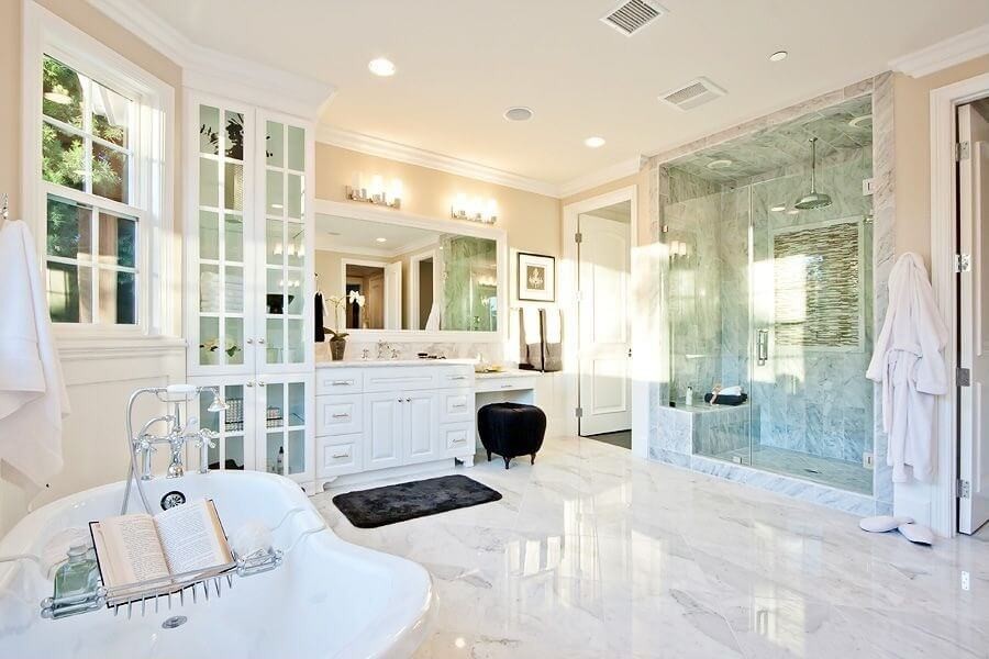 Idéer för ett mellanstort klassiskt en-suite badrum, med luckor med glaspanel, vita skåp, ett fristående badkar, grå kakel, keramikplattor, beige väggar, marmorgolv och bänkskiva i kvarts