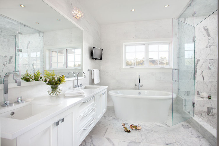 Idéer för ett mellanstort klassiskt en-suite badrum, med vita skåp, ett fristående badkar, en hörndusch, grå kakel, stenkakel, grå väggar, klinkergolv i keramik, ett undermonterad handfat och bänkskiva i kvarts