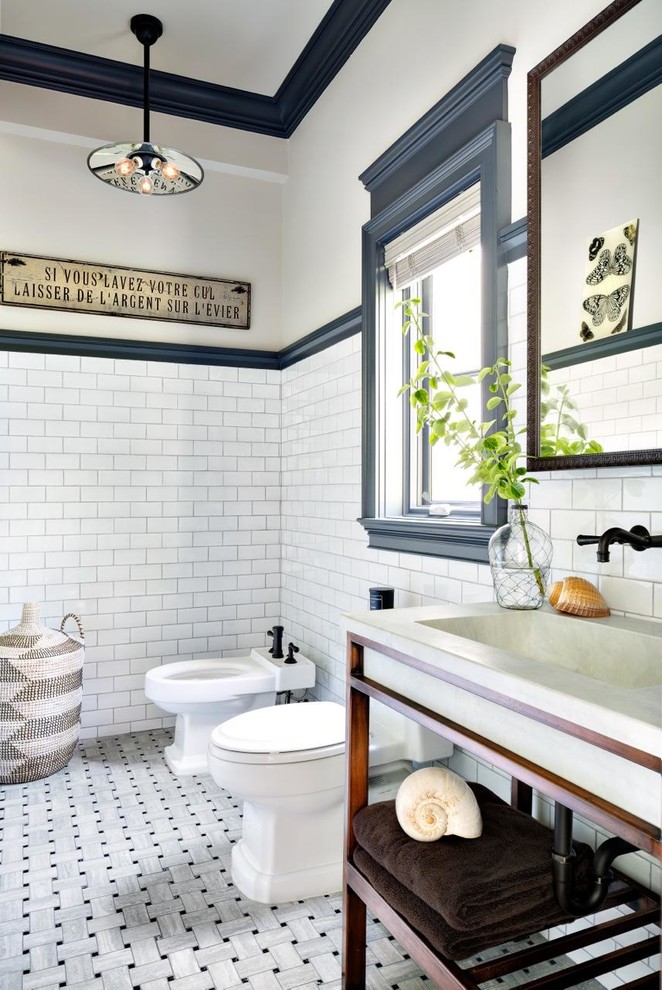 Klassisches Duschbad mit Toilette mit Aufsatzspülkasten, weißen Fliesen, Metrofliesen, weißer Wandfarbe, Waschtischkonsole und buntem Boden in New York
