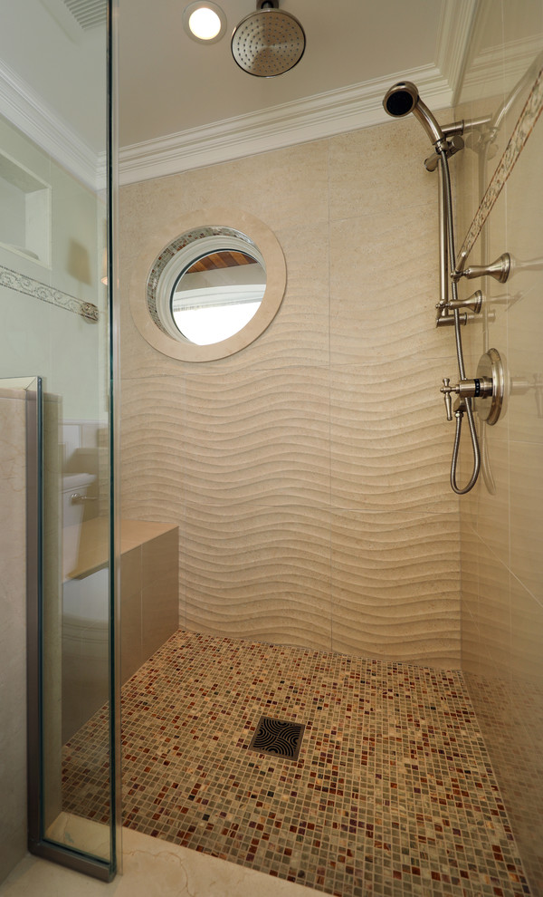 他の地域にあるラグジュアリーな中くらいなビーチスタイルのおしゃれなバスルーム (浴槽なし) (オープン型シャワー、開き戸のシャワー、ベージュのタイル) の写真