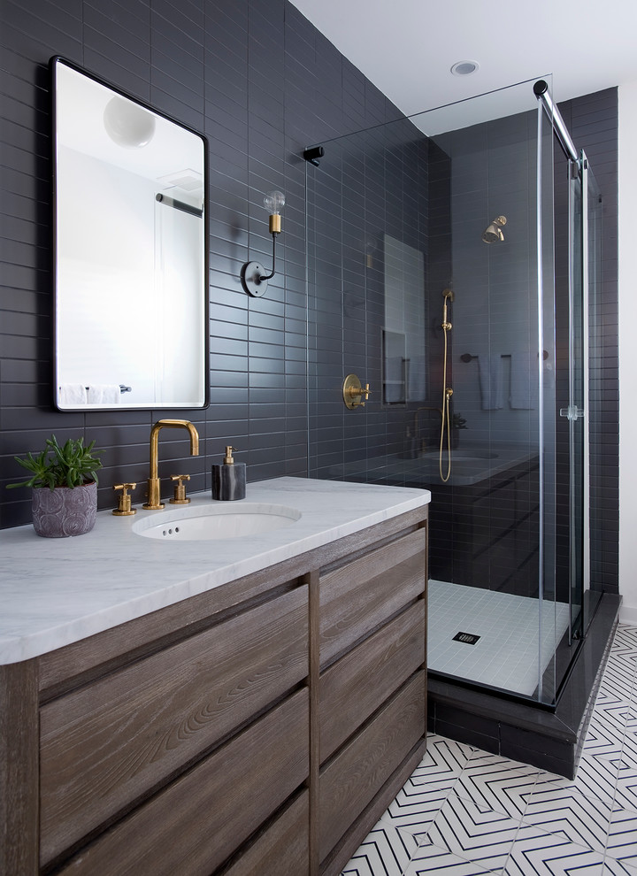 Ispirazione per una stanza da bagno stile marinaro con ante lisce, ante in legno bruno, doccia ad angolo, piastrelle nere, pistrelle in bianco e nero, lavabo sottopiano e porta doccia scorrevole