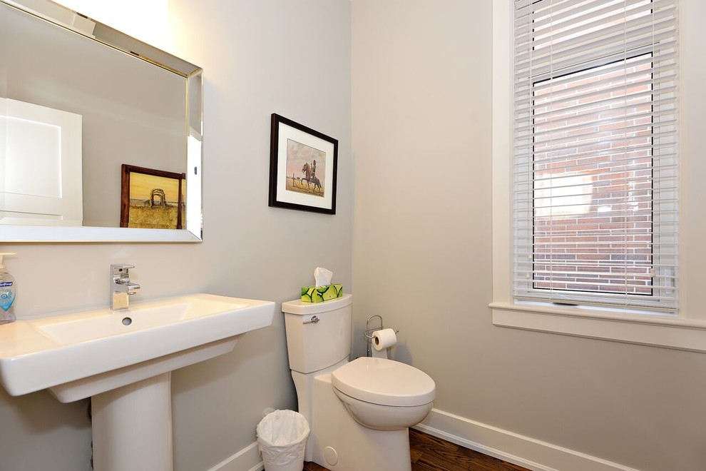 Ejemplo de cuarto de baño clásico pequeño con sanitario de dos piezas, paredes grises, suelo de madera en tonos medios, aseo y ducha y lavabo con pedestal
