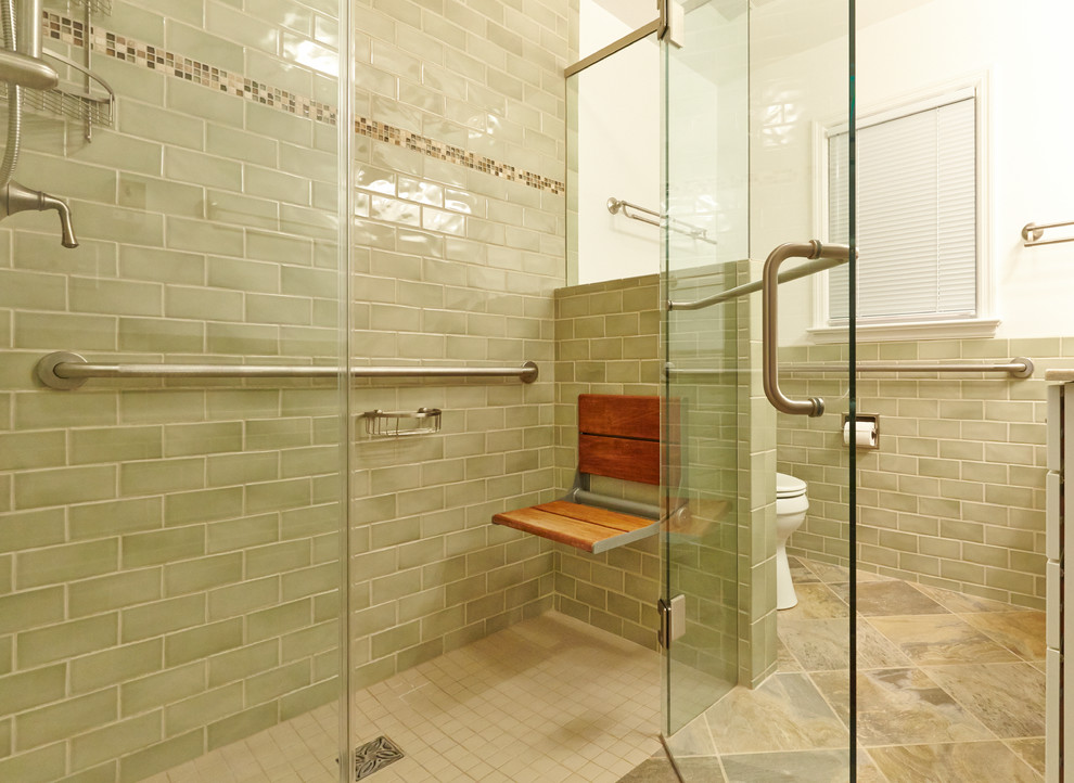 Foto på ett litet badrum, med ett undermonterad handfat, en kantlös dusch och en toalettstol med separat cisternkåpa