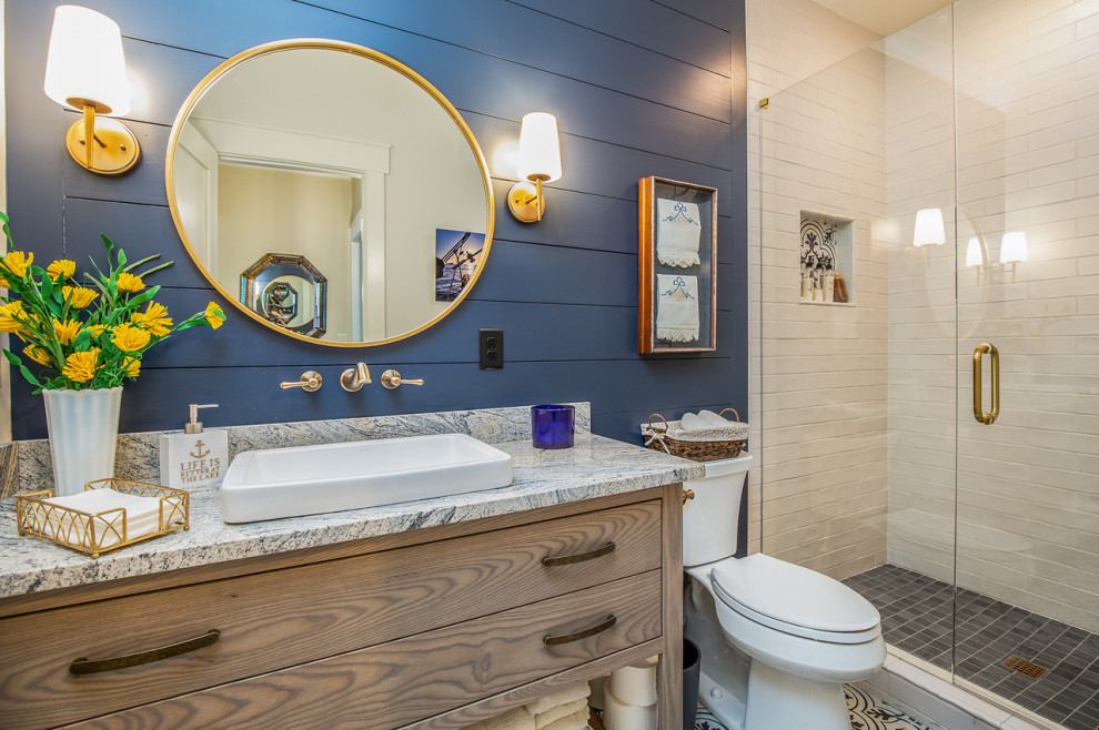 Источник вдохновения для домашнего уюта: ванная комната в стиле неоклассика (современная классика) с фасадами цвета дерева среднего тона, душем в нише, раздельным унитазом, белой плиткой, плиткой кабанчик, синими стенами, душевой кабиной, накладной раковиной, душем с распашными дверями, бежевой столешницей и плоскими фасадами