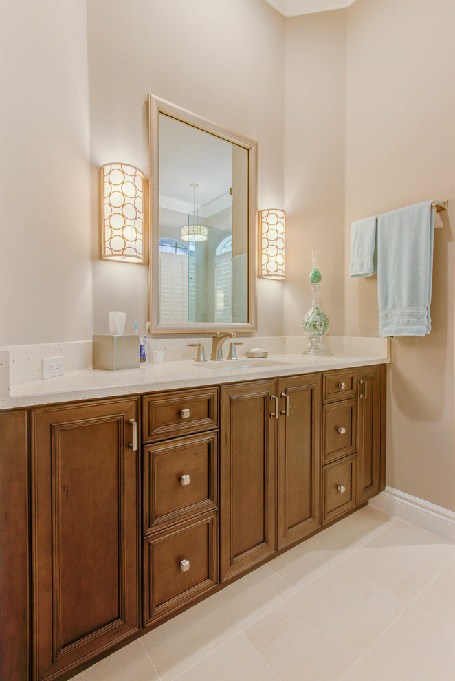 Immagine di una grande stanza da bagno padronale chic con consolle stile comò, ante marroni, vasca freestanding e piastrelle bianche