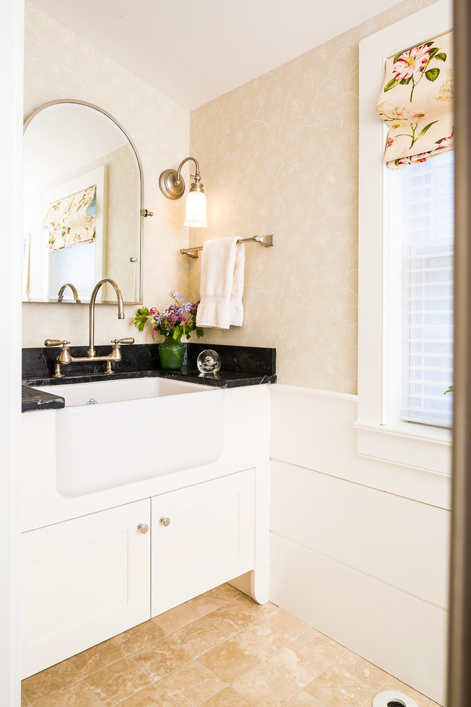 Inspiration för ett litet vintage badrum med dusch, med beige väggar, klinkergolv i keramik, skåp i shakerstil, vita skåp, ett undermonterad handfat och marmorbänkskiva