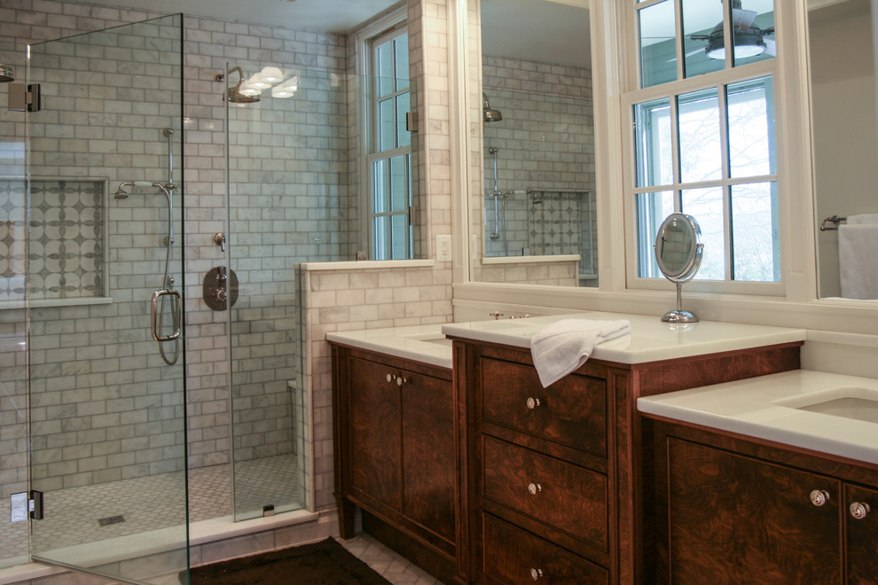 Cette image montre une grande salle de bain traditionnelle en bois brun avec un lavabo encastré, un placard à porte affleurante, un plan de toilette en marbre, une baignoire sur pieds, une douche ouverte, WC séparés, un carrelage blanc, un carrelage de pierre, un mur blanc et un sol en marbre.