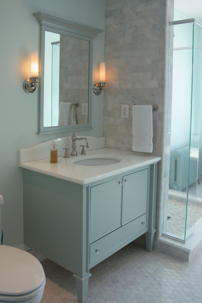Exemple d'une salle de bain chic de taille moyenne avec un lavabo encastré, un placard à porte affleurante, un plan de toilette en marbre, une baignoire sur pieds, une douche ouverte, WC séparés, un carrelage vert, un carrelage de pierre, un mur vert, un sol en marbre et des portes de placard bleues.