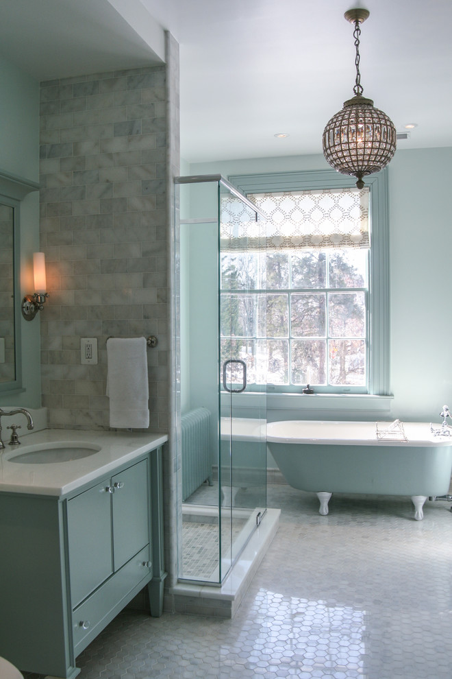 Свежая идея для дизайна: ванная комната среднего размера в классическом стиле с врезной раковиной, ванной на ножках и открытым душем - отличное фото интерьера