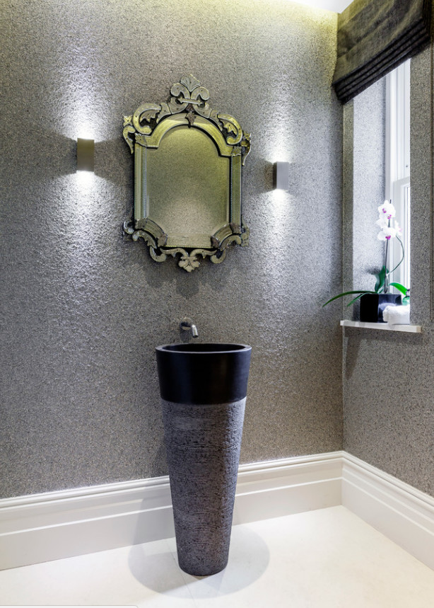 Modelo de aseo bohemio pequeño con paredes grises, suelo de baldosas de porcelana, lavabo con pedestal y suelo beige