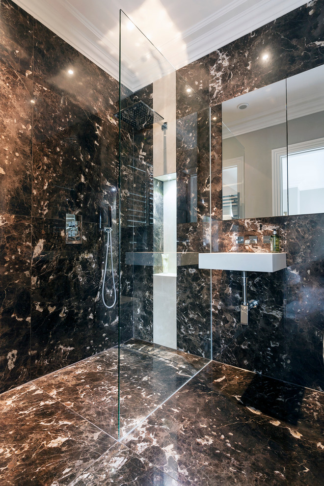 Foto på ett mellanstort funkis en-suite badrum, med en öppen dusch, brun kakel, porslinskakel, bruna väggar, klinkergolv i porslin, ett väggmonterat handfat, brunt golv och med dusch som är öppen