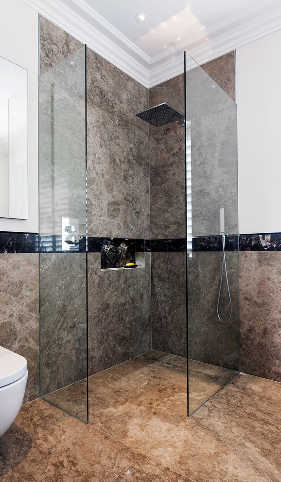Exemple d'une salle de bain principale tendance de taille moyenne avec une douche ouverte, WC suspendus, un carrelage multicolore, des carreaux de porcelaine, un mur multicolore, un sol en carrelage de porcelaine, un sol marron et aucune cabine.