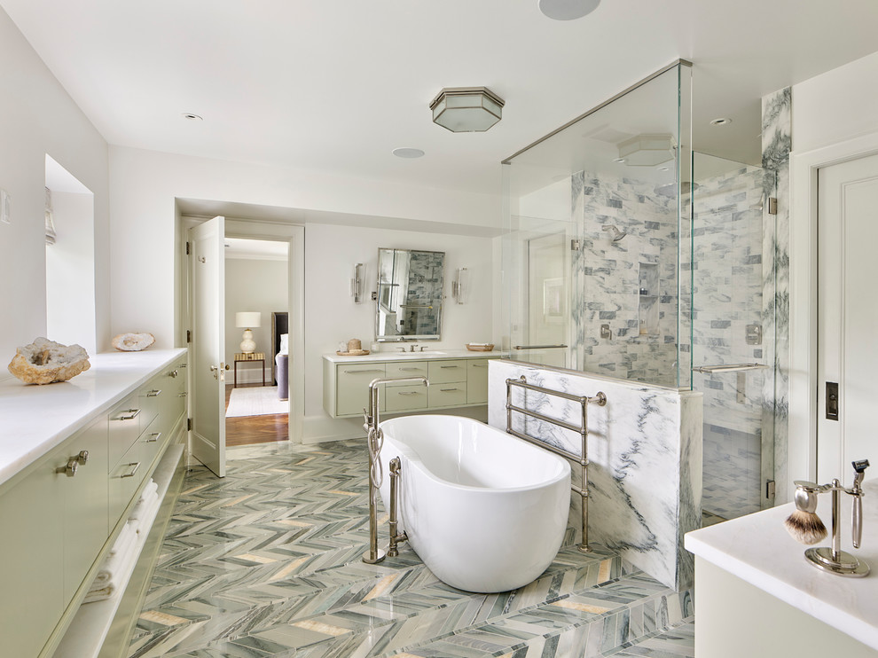 Пример оригинального дизайна: огромная главная ванная комната в стиле неоклассика (современная классика) с плоскими фасадами, белыми фасадами, отдельно стоящей ванной, душем в нише, унитазом-моноблоком, белой плиткой, керамогранитной плиткой, белыми стенами, мраморным полом, врезной раковиной, столешницей из искусственного камня, белым полом, душем с распашными дверями и белой столешницей