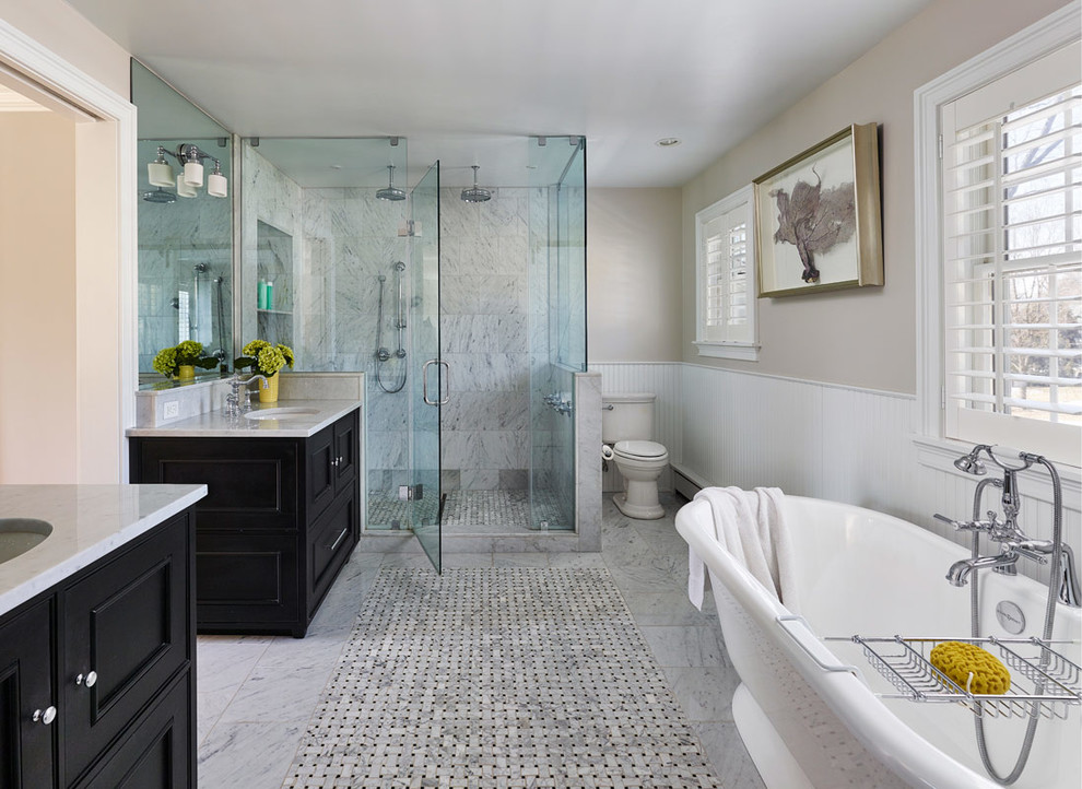 Idéer för vintage en-suite badrum, med ett undermonterad handfat, skåp i shakerstil, svarta skåp, bänkskiva i onyx, ett fristående badkar, en dusch i en alkov, vit kakel, stenkakel, beige väggar och linoleumgolv