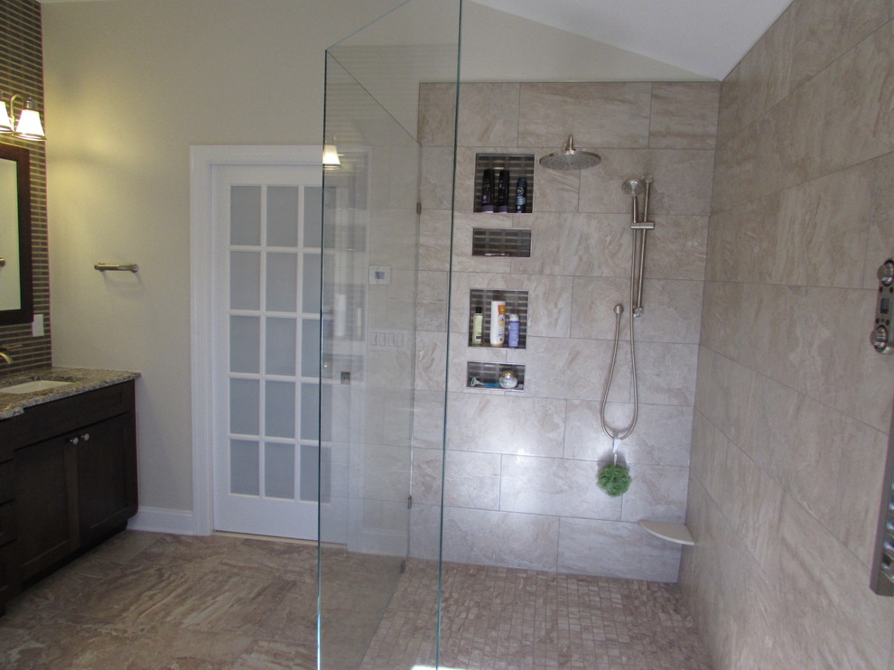 Exempel på ett stort klassiskt en-suite badrum, med ett undermonterad handfat, skåp i mörkt trä, granitbänkskiva, en kantlös dusch, beige kakel, keramikplattor, beige väggar och klinkergolv i keramik