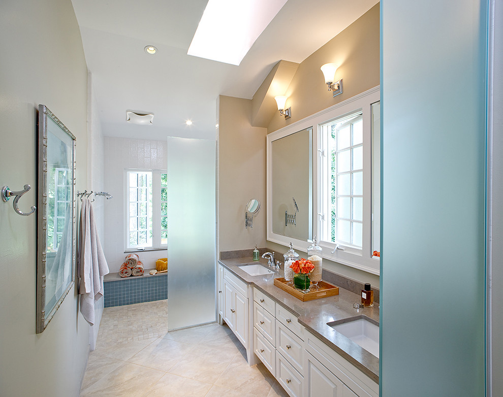 На фото: ванная комната в классическом стиле с столешницей из известняка, душем без бортиков и окном с